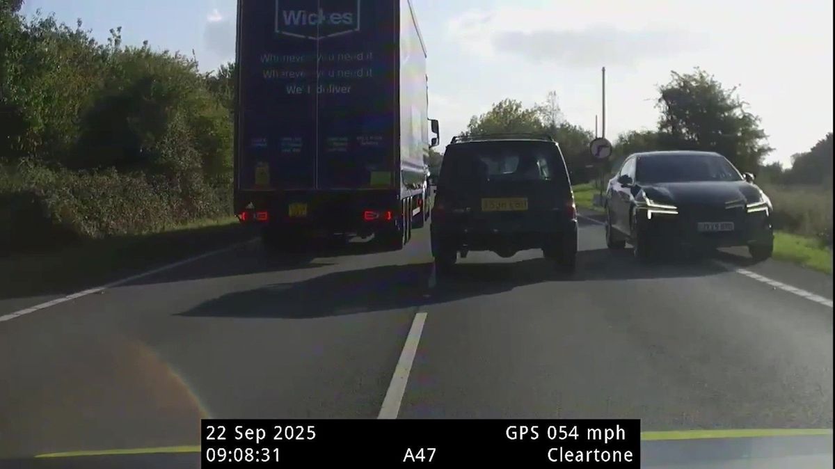 Britská policie při automobilové honičce pronásledovala pedofila. Drama zachytila palubní kamera